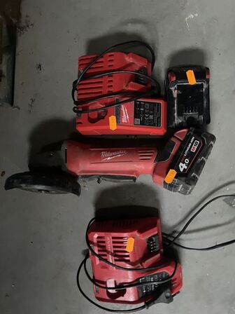 Vinkelsliber MILWAUKEE Med lader og et batteri