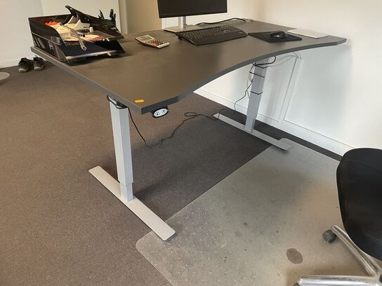 Hæve/sænkebord samt reol