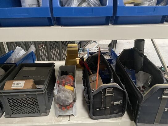 Metalreol med lidt udstyr