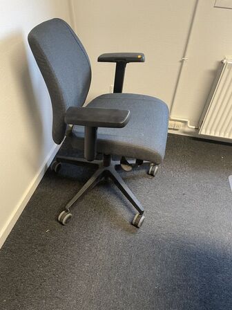 Kontorstol med armlæn