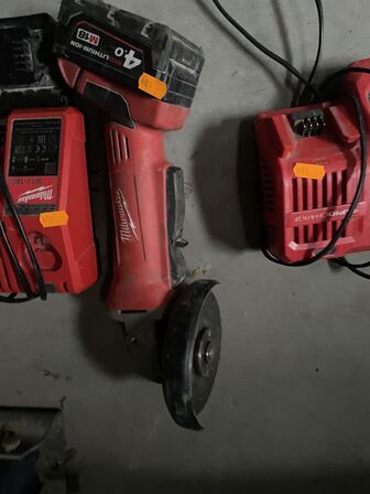 Vinkelsliber MILWAUKEE Med lader og et batteri