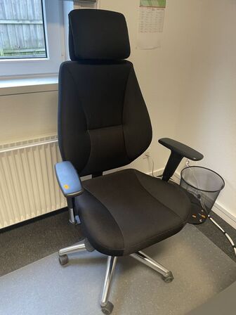 Kontorstol med armlæn