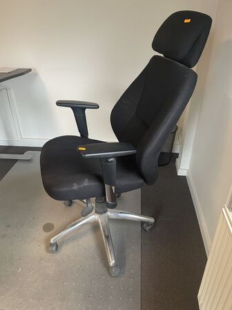 Kontorstol med armlæn