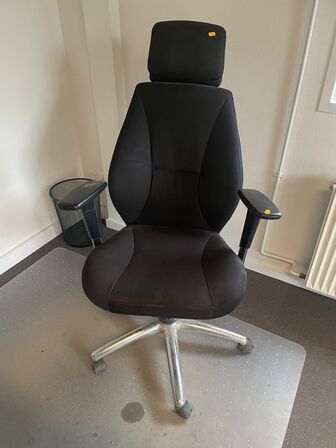 Kontorstol med armlæn