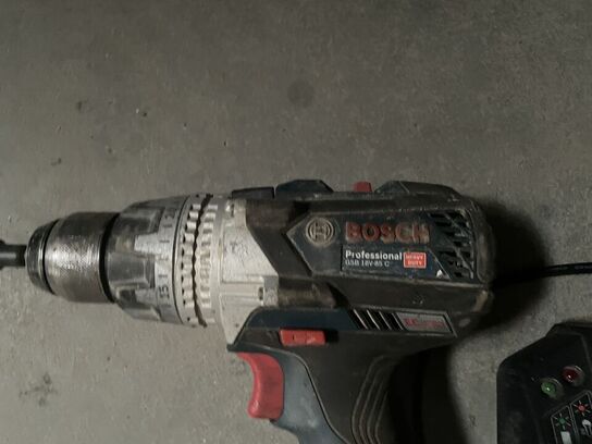 Skruemaskine BOSCH Med lader og batteri