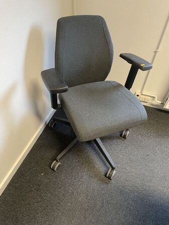 Kontorstol med armlæn