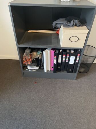 Hæve/sænkebord samt reol