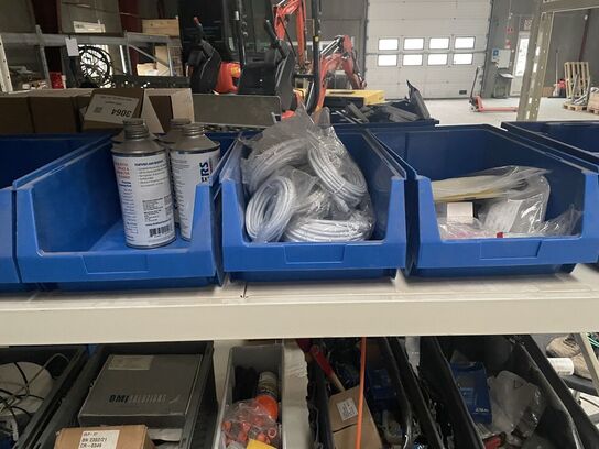 Metalreol med lidt udstyr