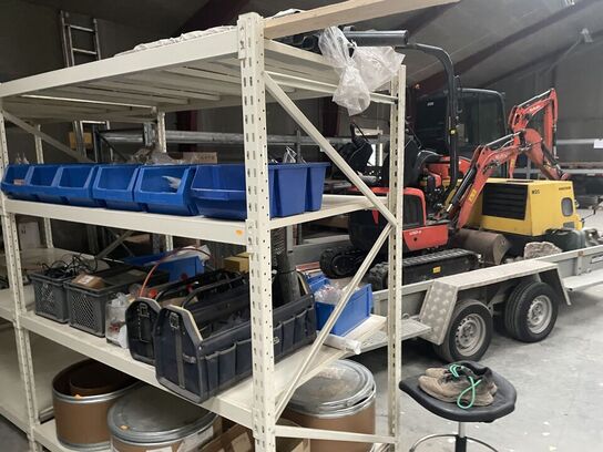 Metalreol med lidt udstyr