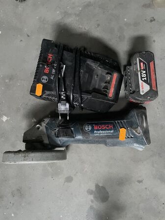 Vinkelsliber BOSCH Med lader og batteri