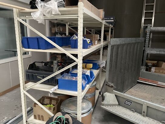 Metalreol med lidt udstyr