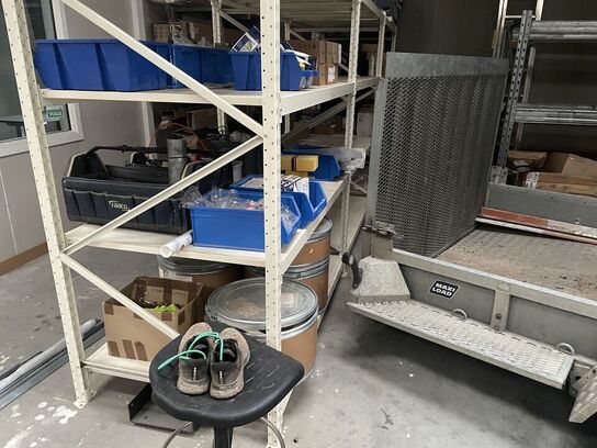 Metalreol med lidt udstyr