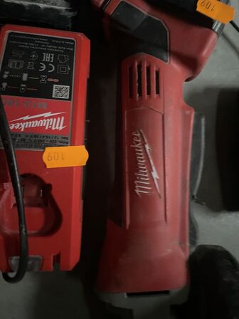 Vinkelsliber MILWAUKEE Med lader og et batteri