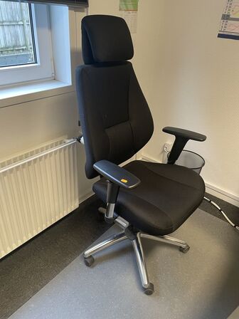 Kontorstol med armlæn
