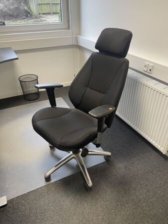 Kontorstol med armlæn