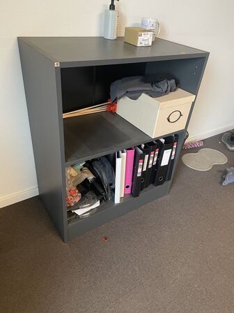 Hæve/sænkebord samt reol