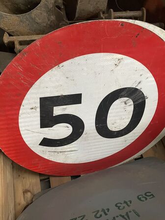 Palleramme med skilte