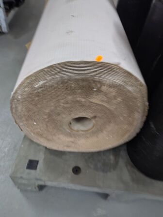 Palle med sort folie og bølgepap