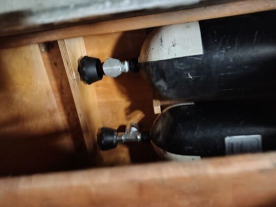 Kasse med div. dykkerudstyr