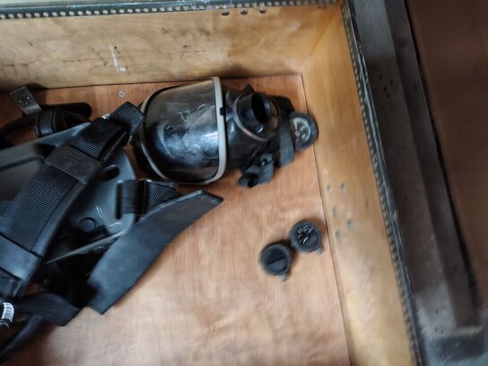 Kasse med div. dykkerudstyr