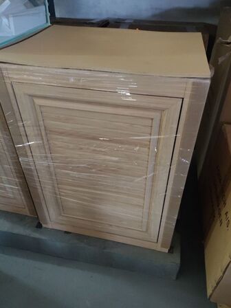 To akvarier med bord og pumpe (str. Mellem)