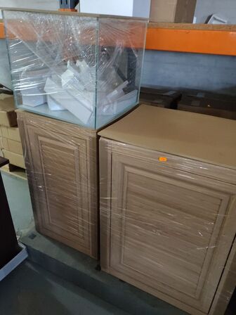 To akvarier med bord og pumpe (str. Lille)