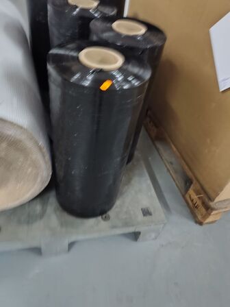 Palle med sort folie og bølgepap