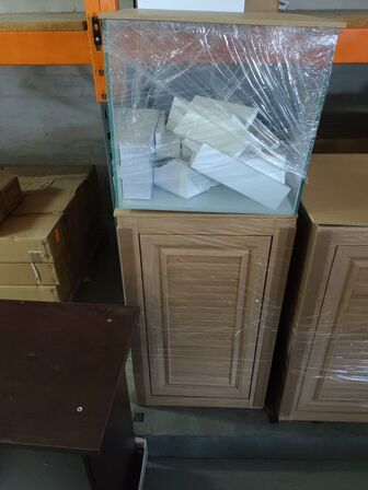 To akvarier med bord og pumpe (str. Lille)