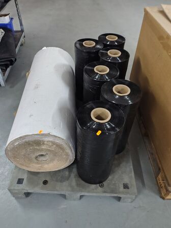 Palle med sort folie og bølgepap