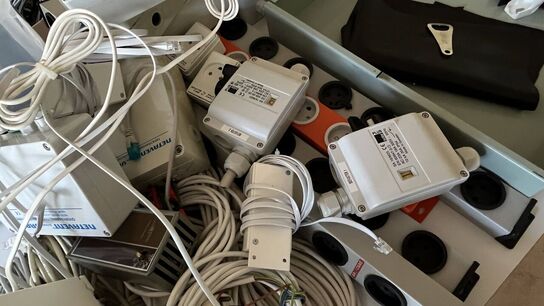 Blandet laboratorieudstyr og tekniske komponenter