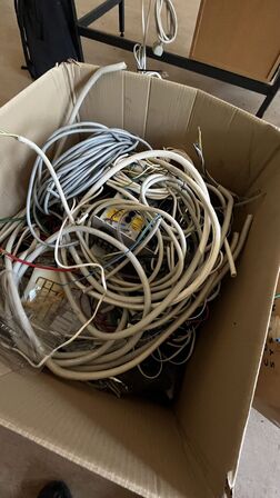 Strømforsyningsenhed, kabler og ledninger.