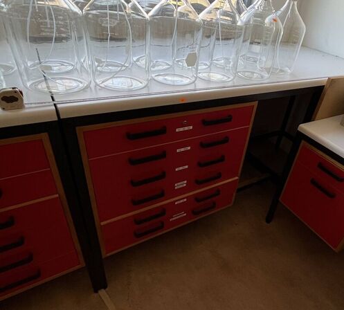 3 Stk. Arbejdsborde med skabe og skuffer