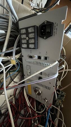 Strømforsyningsenhed, kabler og ledninger.