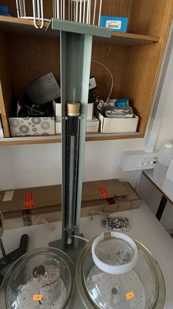 Laboratorieudstyr,  glasbeholdere (eksikatorer) og varmelamper.