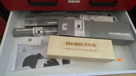  Indhold 5 Skuffer -  bl.a. Hamilton-sprøjter