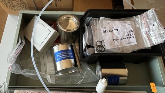 Div. Laboratorie udstyr, 2 stk. Glas flaske