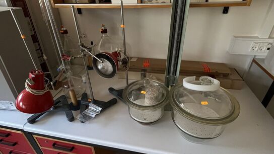 Laboratorieudstyr,  glasbeholdere (eksikatorer) og varmelamper.