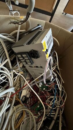 Strømforsyningsenhed, kabler og ledninger.