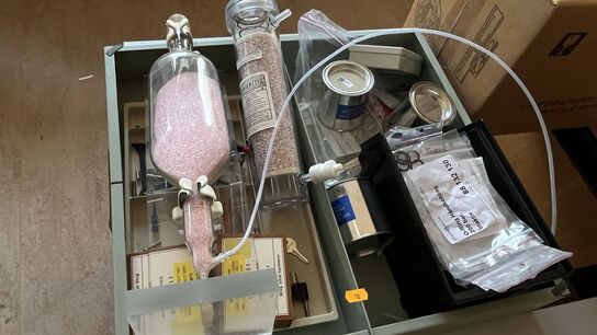 Div. Laboratorie udstyr, 2 stk. Glas flaske