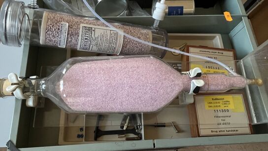 Div. Laboratorie udstyr, 2 stk. Glas flaske