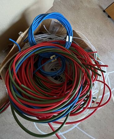 Strømforsyningsenhed, kabler og ledninger.