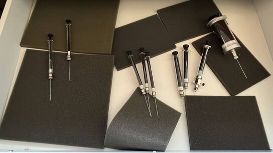  Indhold 5 Skuffer -  bl.a. Hamilton-sprøjter