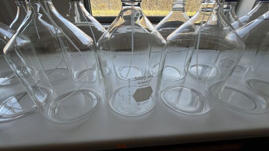  14 stk laboratorieflasker, herunder KIMBLE 5000 ml. model 14395