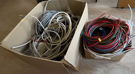 Strømforsyningsenhed, kabler og ledninger.