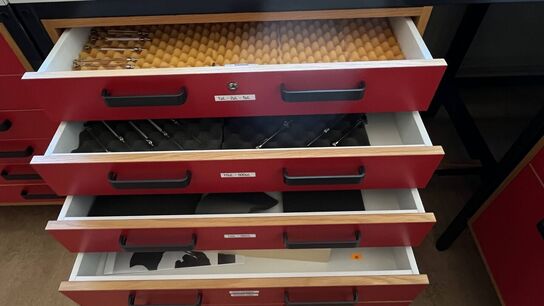  Indhold 5 Skuffer -  bl.a. Hamilton-sprøjter