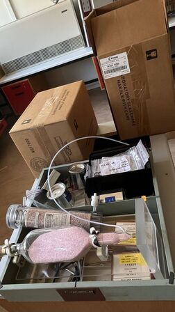 Div. Laboratorie udstyr, 2 stk. Glas flaske