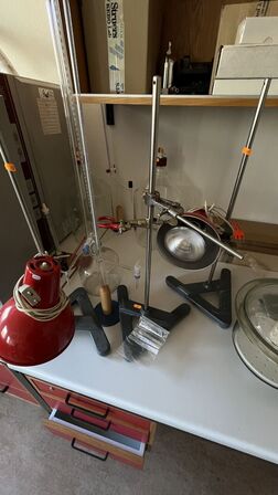 Laboratorieudstyr,  glasbeholdere (eksikatorer) og varmelamper.