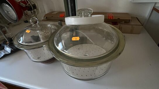 Laboratorieudstyr,  glasbeholdere (eksikatorer) og varmelamper.