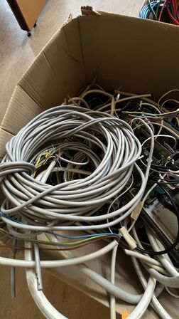 Strømforsyningsenhed, kabler og ledninger.