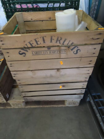 2 stk. trækasser med indhold